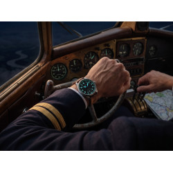 Męski zegarek mechaniczny Laco Ulm 39mm 862172 na nadgarstku w kurtce po zmroku