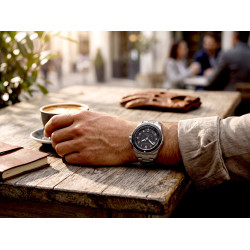 Męski stalowy zegarek Victorinox Journey 1884 242009 na nadgarstku przy kawie