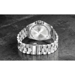 Grawerowany stalowy dekiel i zapięcie bransolety w zegarku Victorinox 242009