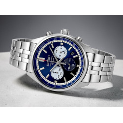 Seiko SSB427P1 – granatowa tarcza chronografu i stalowa bransoleta na szarym tle
