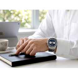Seiko SSB427P1 na nadgarstku mężczyzny w białej koszuli przy biurku