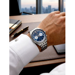 Seiko SSB427P1 na nadgarstku mężczyzny w białej koszuli przy biurku