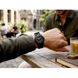 Zegarek podróżny Seiko 5 Sports Field GMT SSK025K1 na ręku przy stoliku z mapą