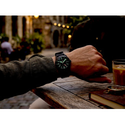 Luminescencja LumiBrite w ciemności na tarczy zegarka Seiko GMT SSK025K1