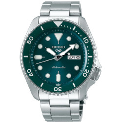 Seiko 5 Sports SRPD61K1 – zielona tarcza i stalowa bransoleta na białym tle
