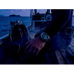 Seiko SRPD61K1 – świecące wskazówki i indeksy LumiBrite na nadgarstku po zmroku