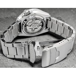 Seiko 5 Sports SRPD61K1 – przeszklony dekiel i zapięcie stalowej bransolety