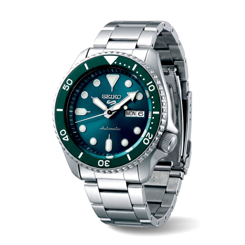 Seiko 5 Sports SRPD61K1 – zielona tarcza i stalowa bransoleta na białym tle
