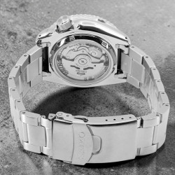 Seiko 5 Sports SRPD61K1 – przeszklony dekiel i zapięcie stalowej bransolety