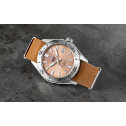 Stalowy bezel, morelowa tarcza i skórzany pasek w Orient Mako RA-AC0Q05P10B