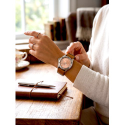 Unisex zegarek Orient Mako 40 RA-AC0Q05P10B na kobiecym nadgarstku przy notesie
