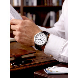 Elegancki zegarek Citizen CB0250-17A do białej koszuli na męskim ręku