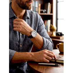 Elegancki zegarek Citizen CB0250-17A do białej koszuli na męskim ręku