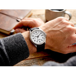 Zegarek męski Citizen Eco-Drive CB0250-17A na nadgarstku przy kubku kawy