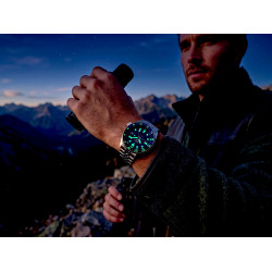 Luminescencja LumiBrite w nocy na zegarku Seiko 5 Sports GMT SSK033K1 w górach