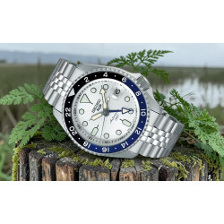 Biała tarcza i czarno-niebieski bezel w zegarku Seiko 5 GMT SSK033K1