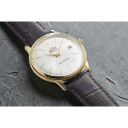 Biała tarcza i złota koperta zegarka Orient Bambino RA-AC0028S30B na kamieniu
