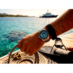 Męski zegarek Orient Mako GMT RA-BC0002E30B na nadgarstku przy morzu z liną