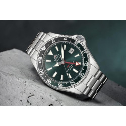Zegarek męski Orient Mako Diver GMT RA-BC0002E30B na kamiennym postumencie