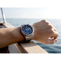 Limitowany zegarek nurek Orient Mako GMT RA-BC0005L30B na dłoni na jachcie