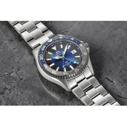 Niebieska tarcza degradé i stalowy bezel w zegarku Orient Mako RA-BC0005L30B