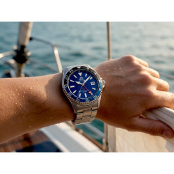 Męski nurek Orient Mako GMT RA-BC0003L30B na dłoni na pokładzie jachtu