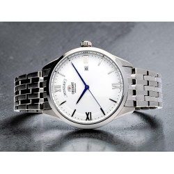Niebieskie wskazówki i biała tarcza zegarka Orient Day-Date RA-AX0005S0HB