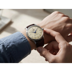 Zegarek Orient Bambino 36 RA-BB0104Y30B na damskim nadgarstku do błękitnej koszuli