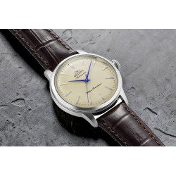 Wypukłe szkło i stalowa koperta 36mm w zegarku Orient Bambino RA-BB0104Y