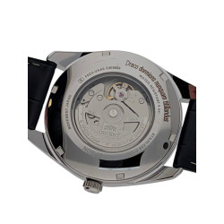 Zbliżenie dekla z zamaskowanym grawerem Orient RA-BA0006B10B mechanizm F6D22