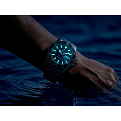 Mocna luminescencja w wodzie w nocy w zegarku Orient Mako RA-AA0824L39B