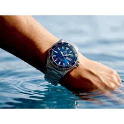 Męski zegarek nurek Orient Mako III RA-AA0824L39B w wodzie na nadgarstku
