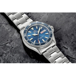 Jasnoniebieska tarcza i szkło szafirowe w zegarku Orient Mako RA-AA0824L39B