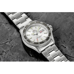 Zegarek automatyczny Orient Mako III RA-AA0825S39B na ciemnym kamieniu