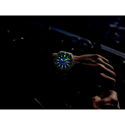 Mocna luminescencja w nocy na tarczy zegarka Orient Mako RA-AA0827V39B