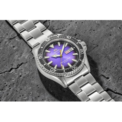 Fioletowa tarcza degradé i szkło szafirowe w Orient Mako RA-AA0827V39B