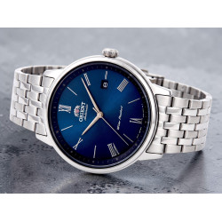 Granatowa tarcza sunburst i szafir w zegarku Orient RA-AC0J03L10B