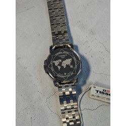 Grawerowany dekiel z mapą świata i metka w Tissot Navigator T96.1.488.42