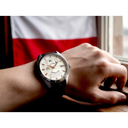 Orient RA-BA0009S3YB Polska Edycja Specjalna na dłoni na tle flagi Polski