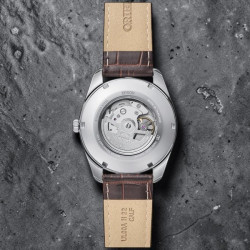 Przeszklony dekiel i mechanizm Cal. F6D22 w zegarku Orient RA-BA0009S3YB