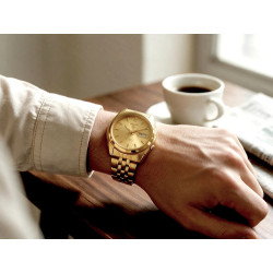 Zegarek Seiko 5 SNK366K1 na męskim nadgarstku przy stole z kawą