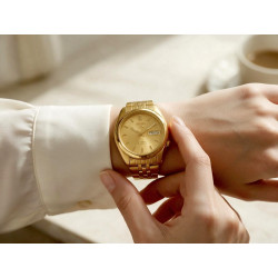 Złoty zegarek unisex Seiko 5 37mm SNK366K1 na damskiej dłoni