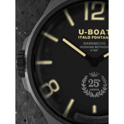 Czarna tarcza z płynem i herb 25-lecia w U-Boat Darkmoon 2026