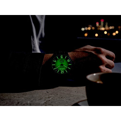 Luminescencja Super-LumiNova w nocy na tarczy zegarka U-Boat 2030