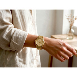 Damski zegarek Michael Kors MK5605 43mm na dłoni do lnianej koszuli