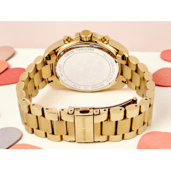 Stalowy dekiel i zapięcie bransolety w zegarku Michael Kors MK5605