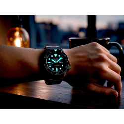 Mocna luminescencja LumiBrite w nocy w zegarku Seiko 5 SRPD65K1
