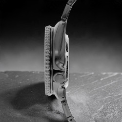 Profil koperty i obrotowy bezel w zegarku Seiko 5 SRPD65K1
