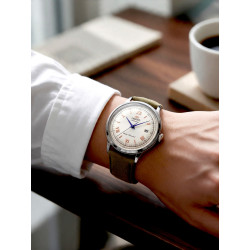 Zegarek Orient Bambino V2 RA-AC0027S30B na nadgarstku przy kawie