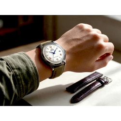 Męski zegarek Orient Bambino RA-AC0027S30B na dłoni w koszuli khaki